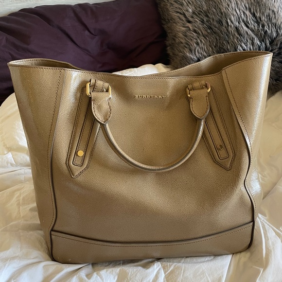 Authentic Burberry London Large Patent Leather Portrait Somerford Tote